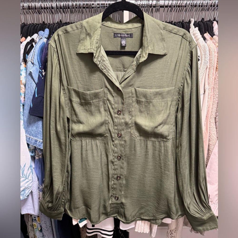 ✨ 2/$40 ✨ Banana Republic Sage Green Button-Down Shirt